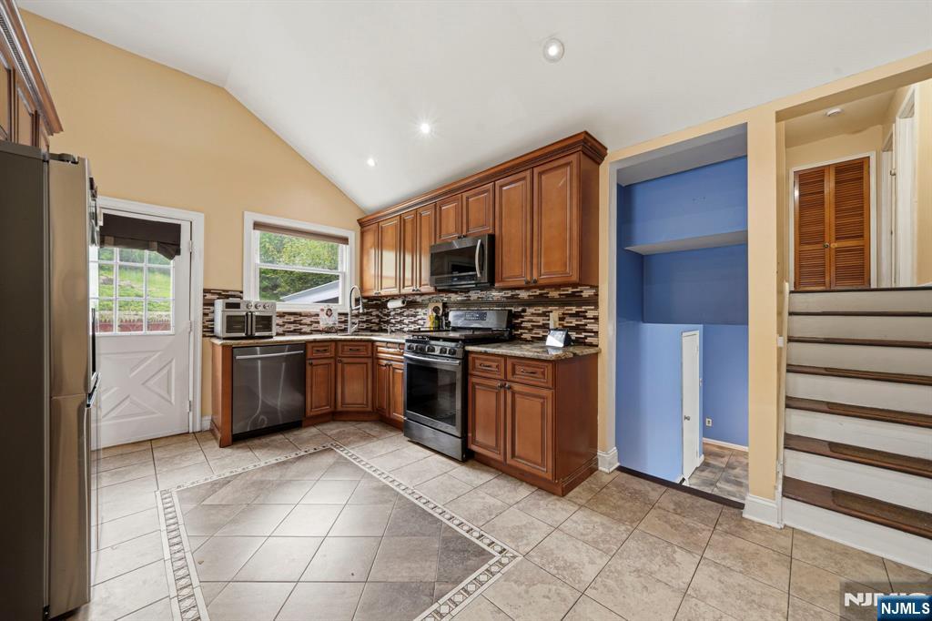 22 Federal Hill Road Pompton Lakes, NJ 07442 - Photo 12 of 40