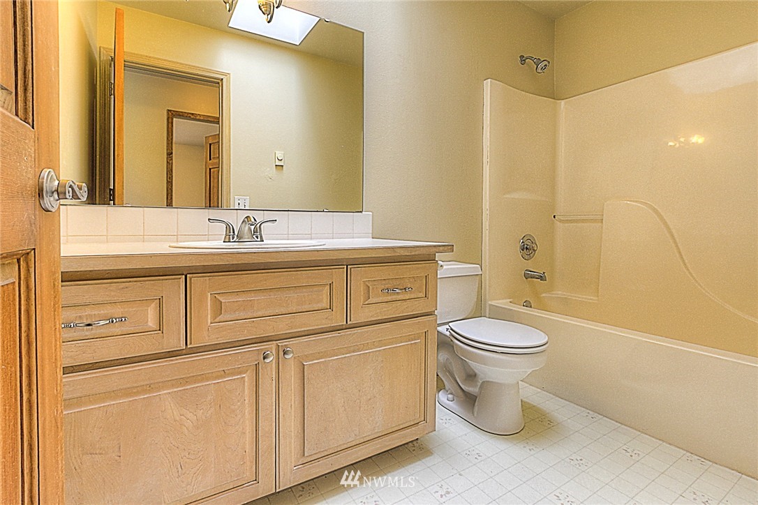 11202 180th Lane Southwest Rochester, WA 98579 - Photo 12 of 25