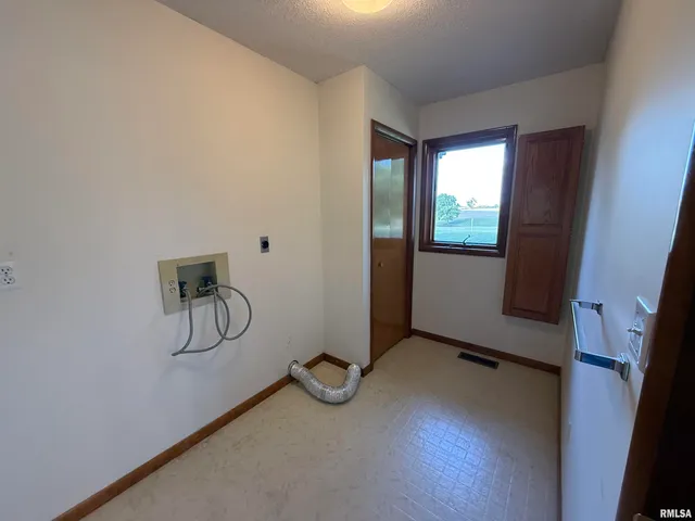 $242,000 | 404 West Maple Avenue, Ursa, IL 62376