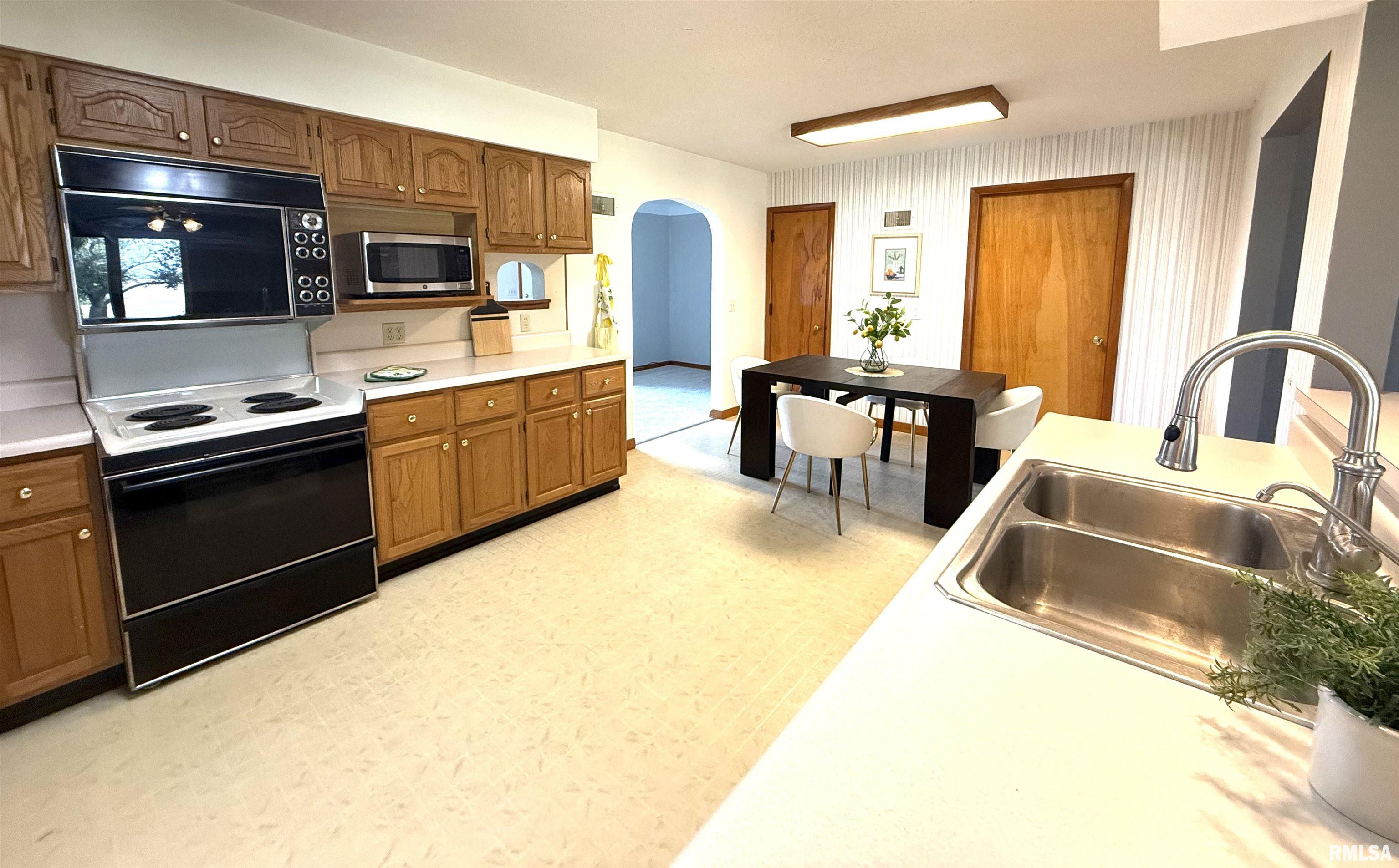 404 West Maple Avenue Ursa, IL 62376 - Photo 8 of 15