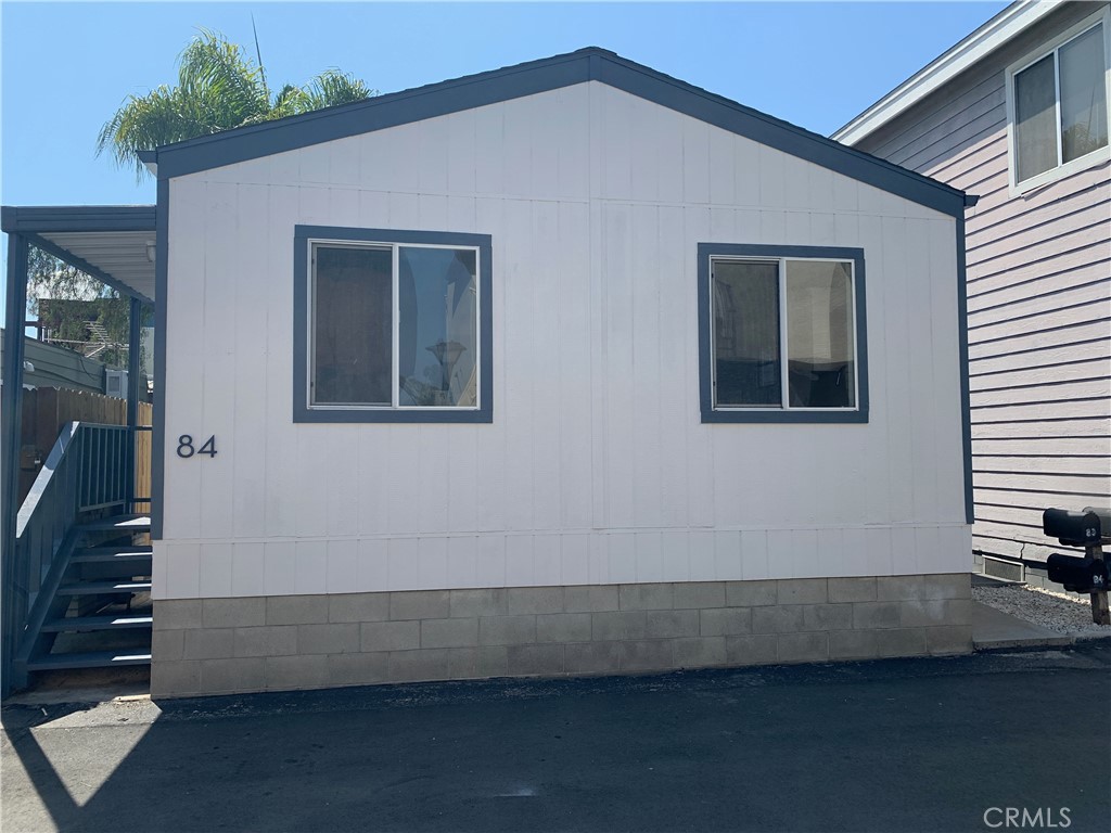 a view of a house with backyard