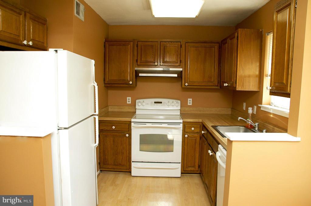 2384 Hunters Square Court Reston, VA 20191 - Photo 17 of 21 Kitchen