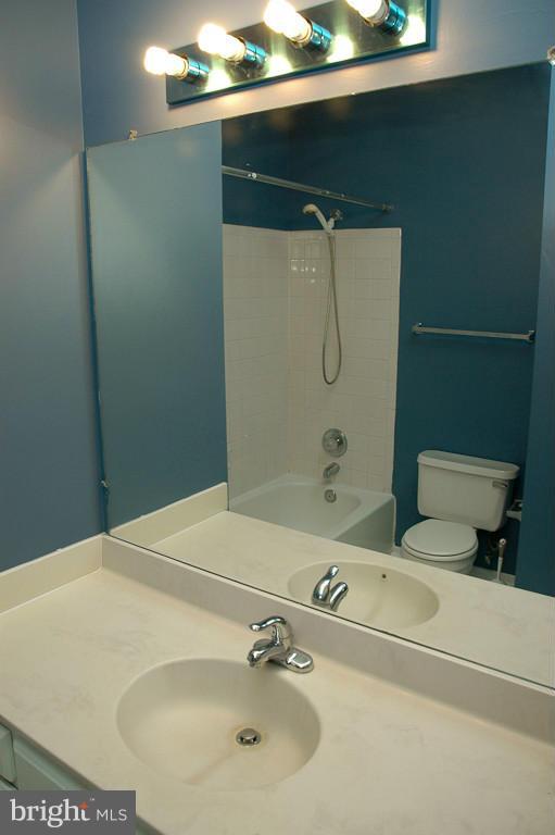 2384 Hunters Square Court Reston, VA 20191 - Photo 7 of 21 Bath