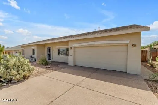 a view of a house with backyard