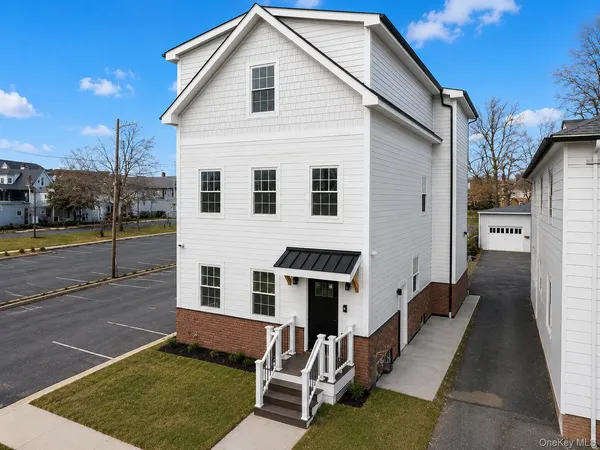 $2,395 | 9 Lagrange Avenue, Unit 1, Poughkeepsie, NY 12603