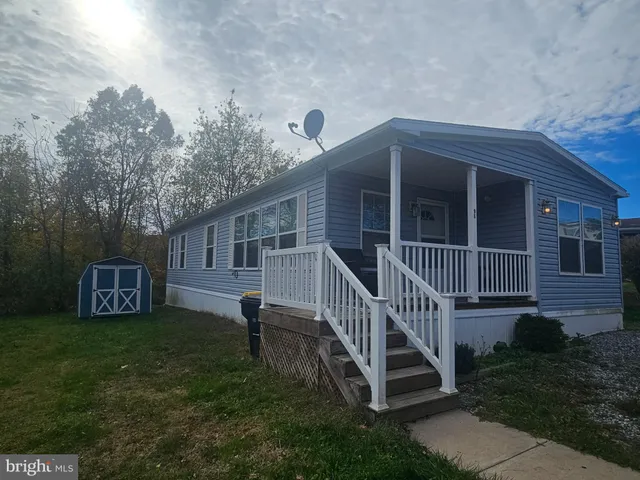 a view of a house with backyard and porch