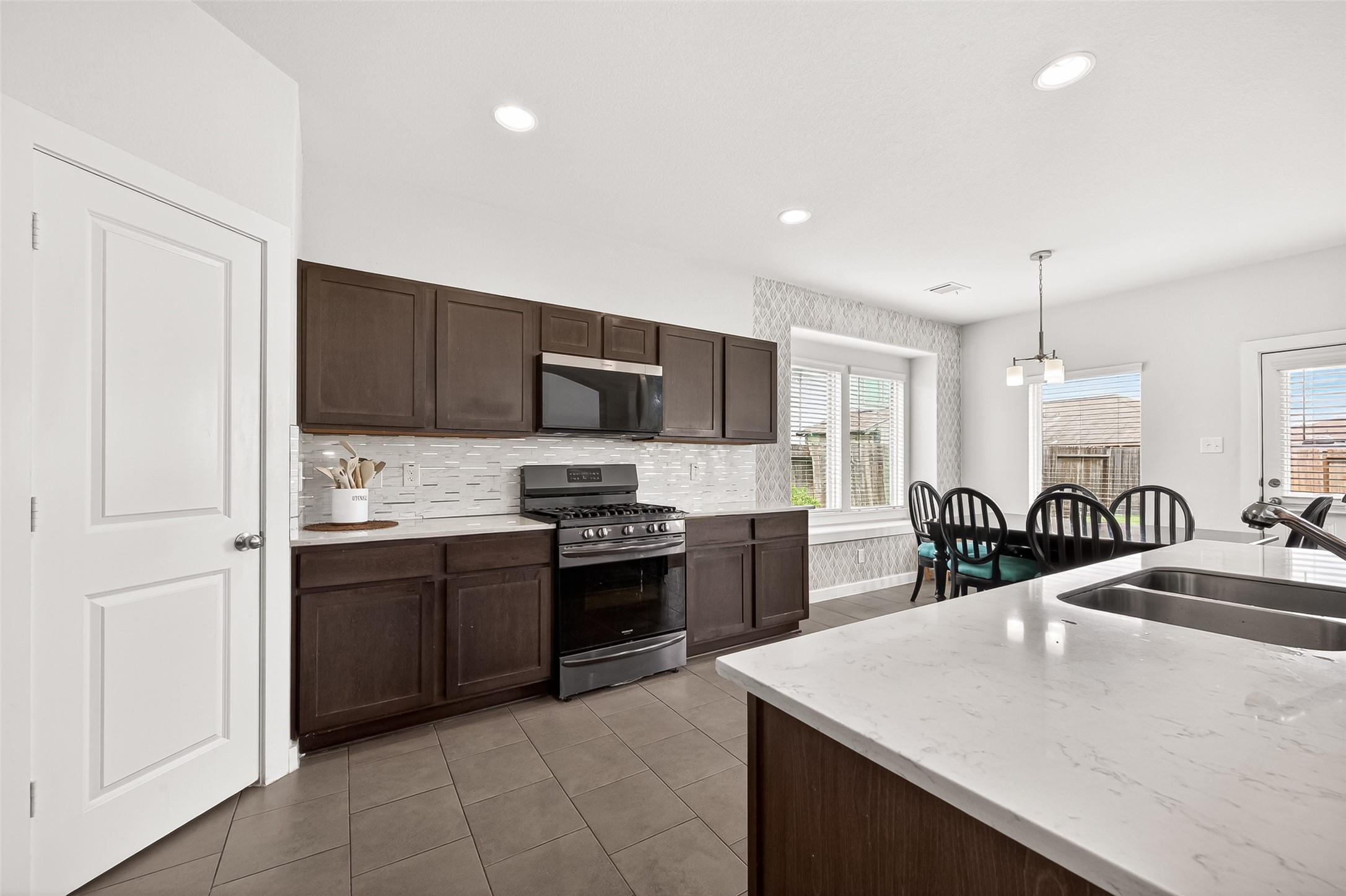 6803 Alamitos Court Rosharon, TX 77583 - Photo 9 of 48