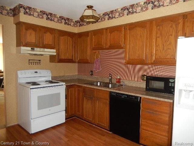 684 Tennyson, Unit 9 Rochester, MI 48307 - Photo 4 of 26 Kitchen Cabinetry and appliances