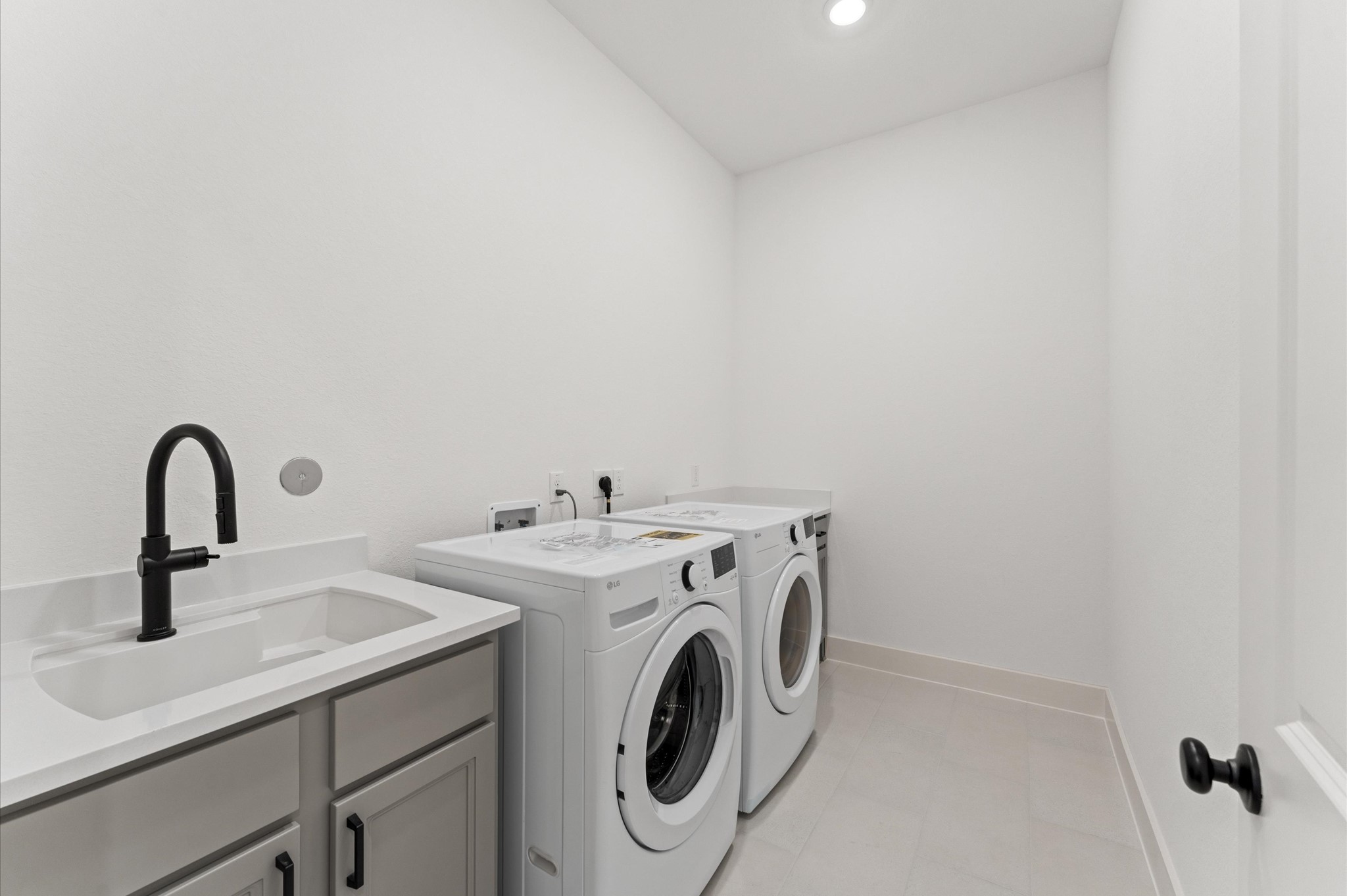 8218 Sherman Pk Trail Spring, TX 77389 - Photo 17 of 28 a utility room with dryer and sink