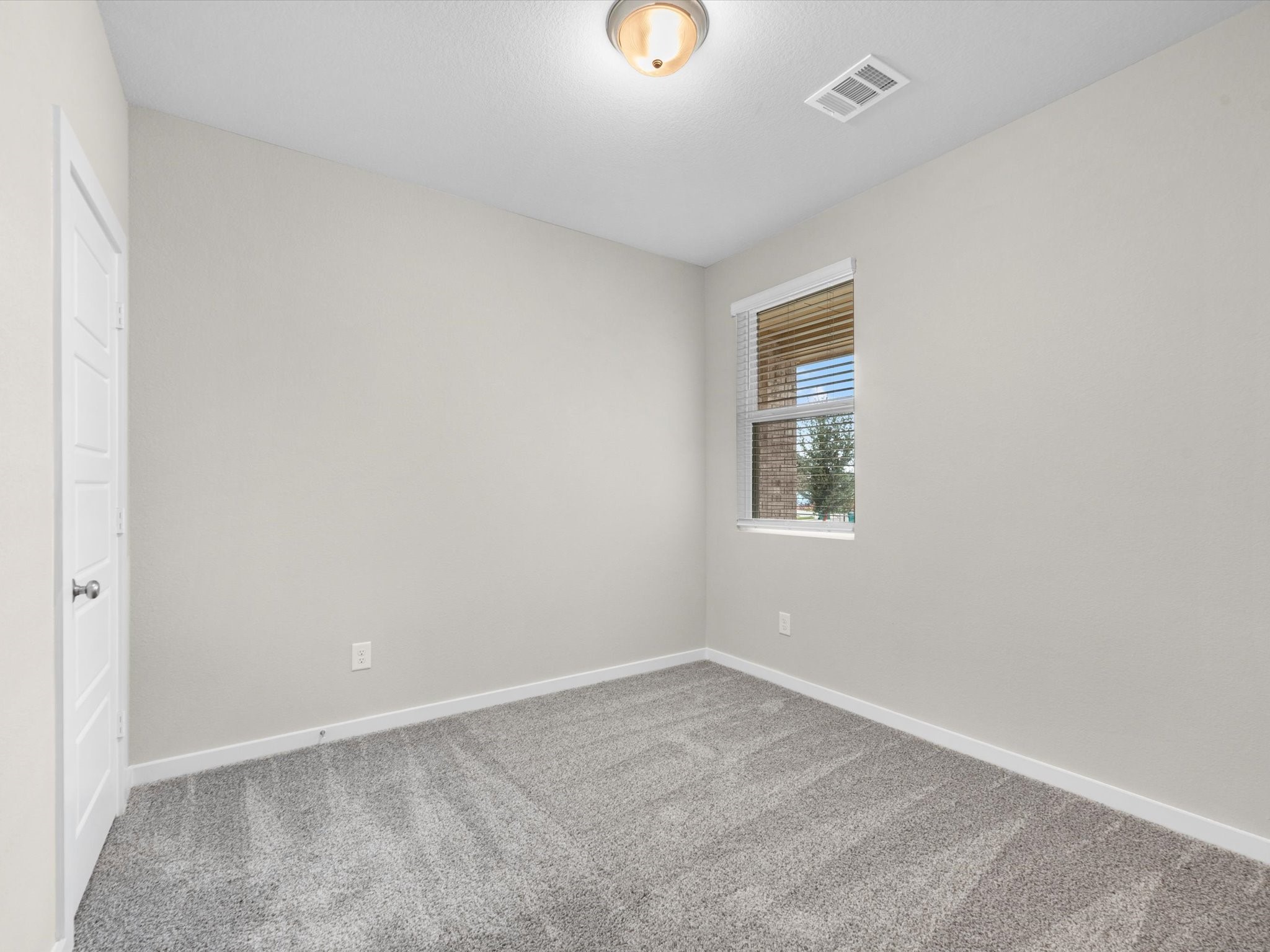 2010 West Darlington Oak Court Conroe, TX 77304 - Photo 20 of 26 an empty room with a window