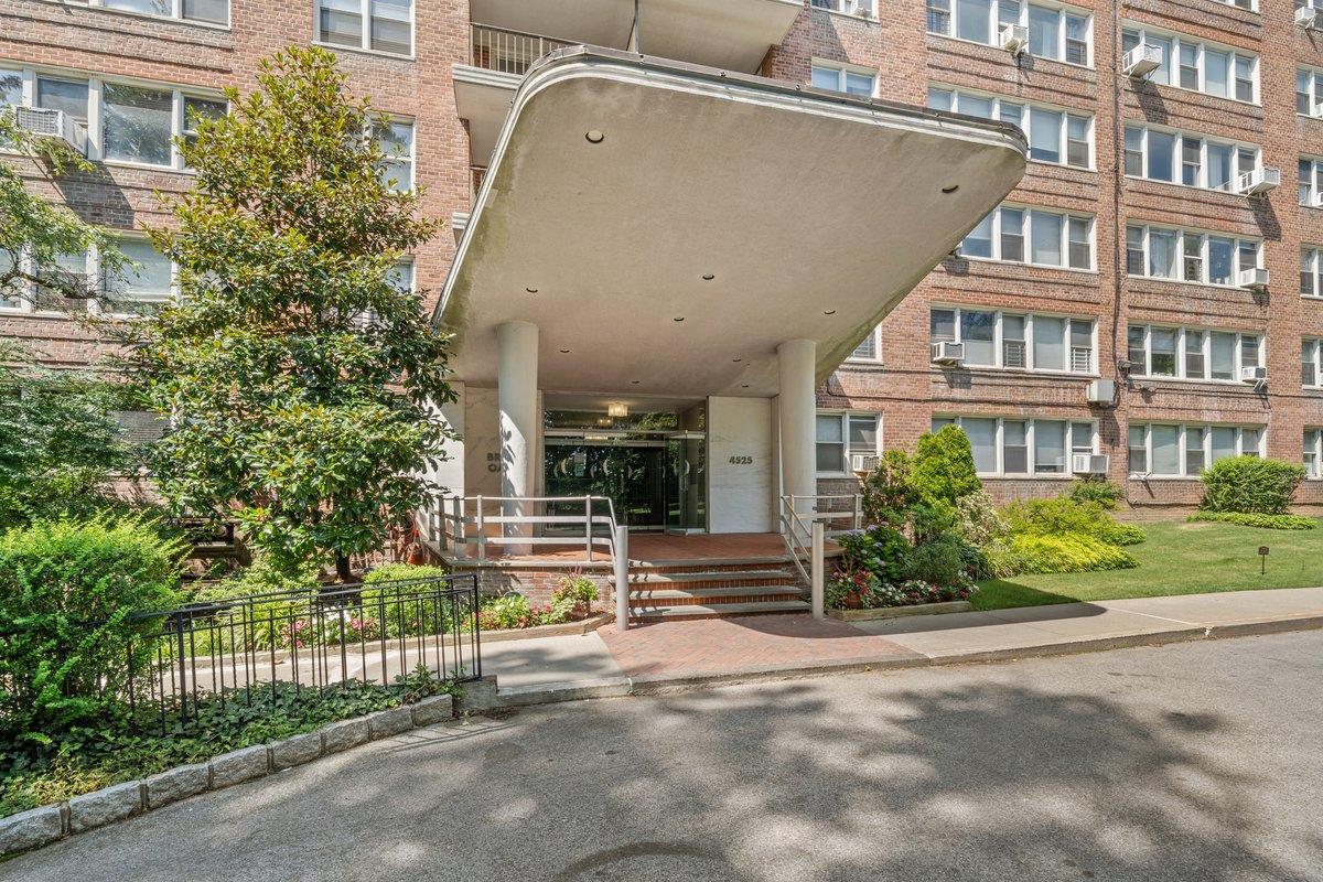 4525 Henry Hudson Parkway West, Unit 609 Bronx, NY 10471 - Photo 2 of 26 front view of a building