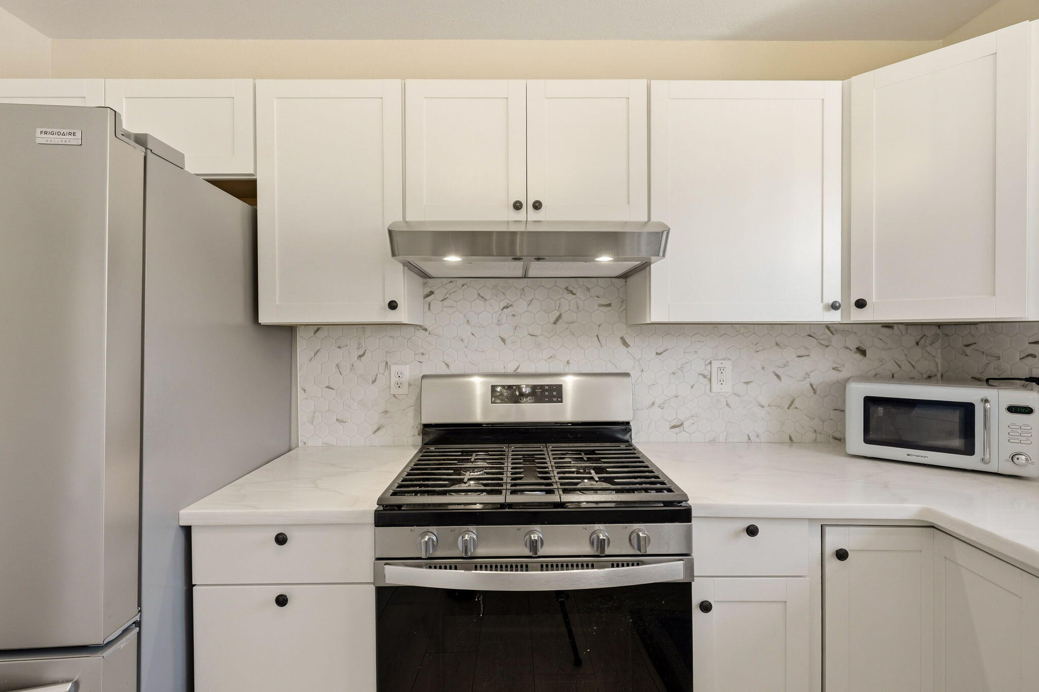 1803 Stetson Way Redding, CA 96003 - Photo 13 of 32 Gas Cooktop/Oven