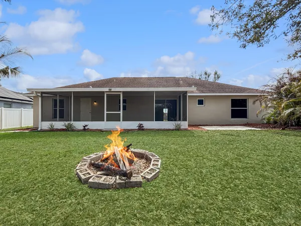 $2,800 | 117 Southwest Glenwood Drive, Port St. Lucie, FL 34984