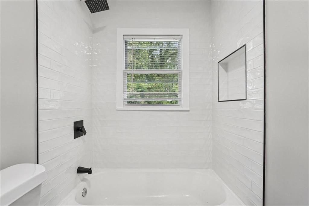 172 Meador Way Southeast Atlanta, GA 30315 - Photo 22 of 34 a bathroom with a bathtub