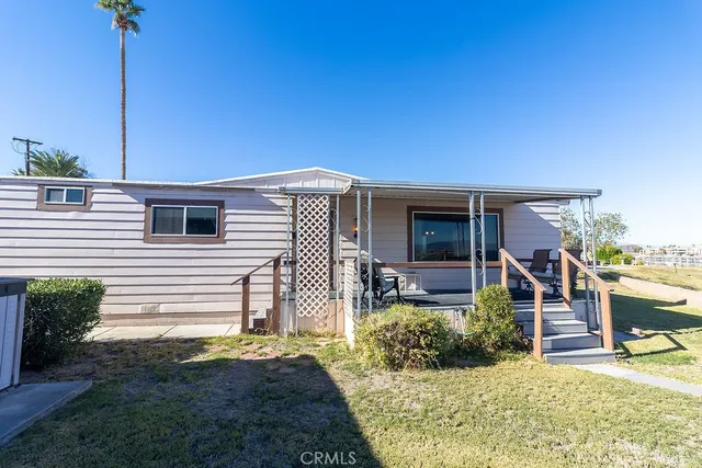a view of a house with backyard