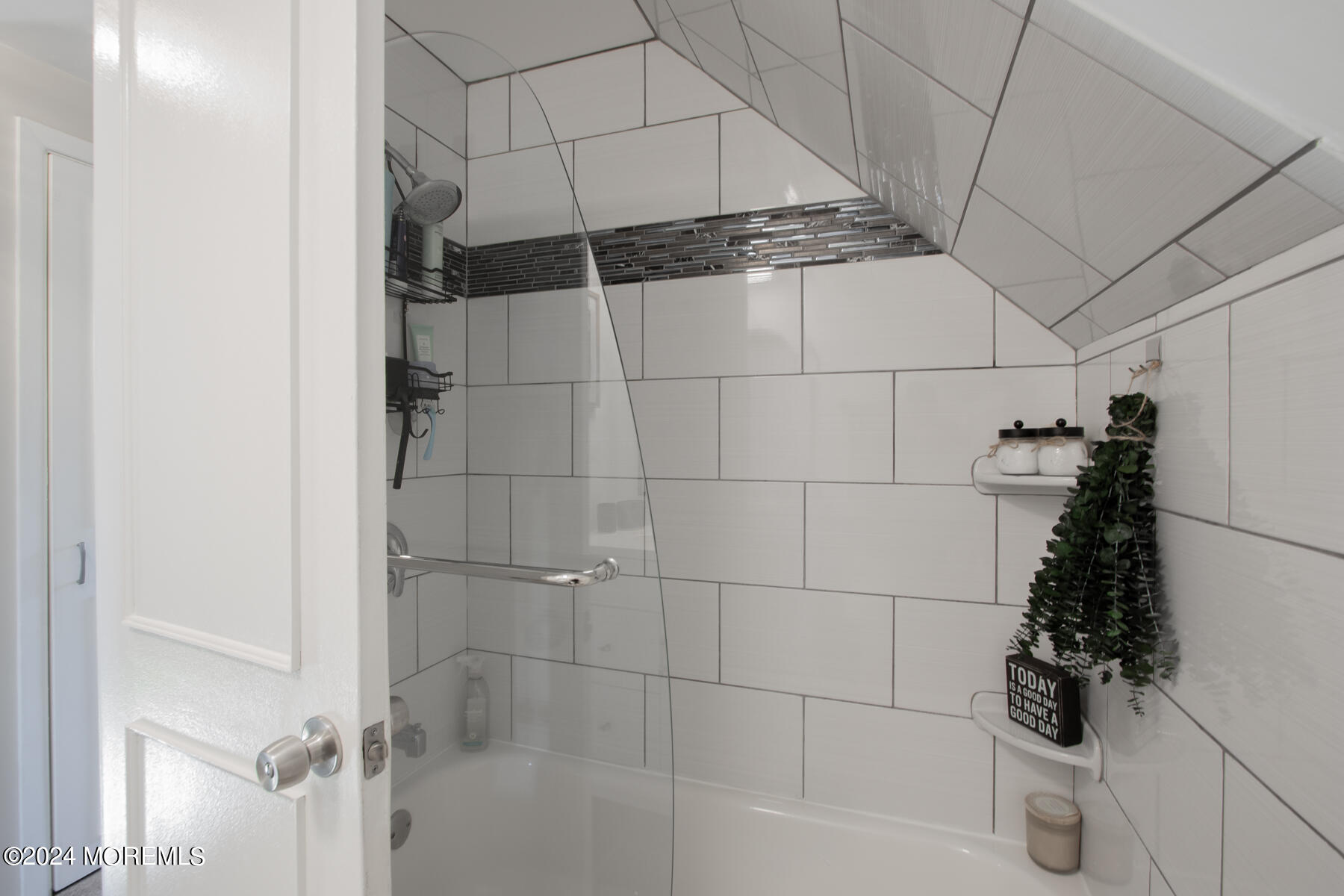 179 Van Brackle Road Aberdeen, NJ 07747 - Photo 17 of 23 2nd Floor Full Bath