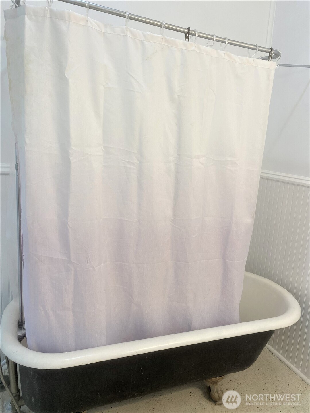 3722 Oakes Avenue Everett, WA 98201 - Photo 12 of 27 a view of a small window