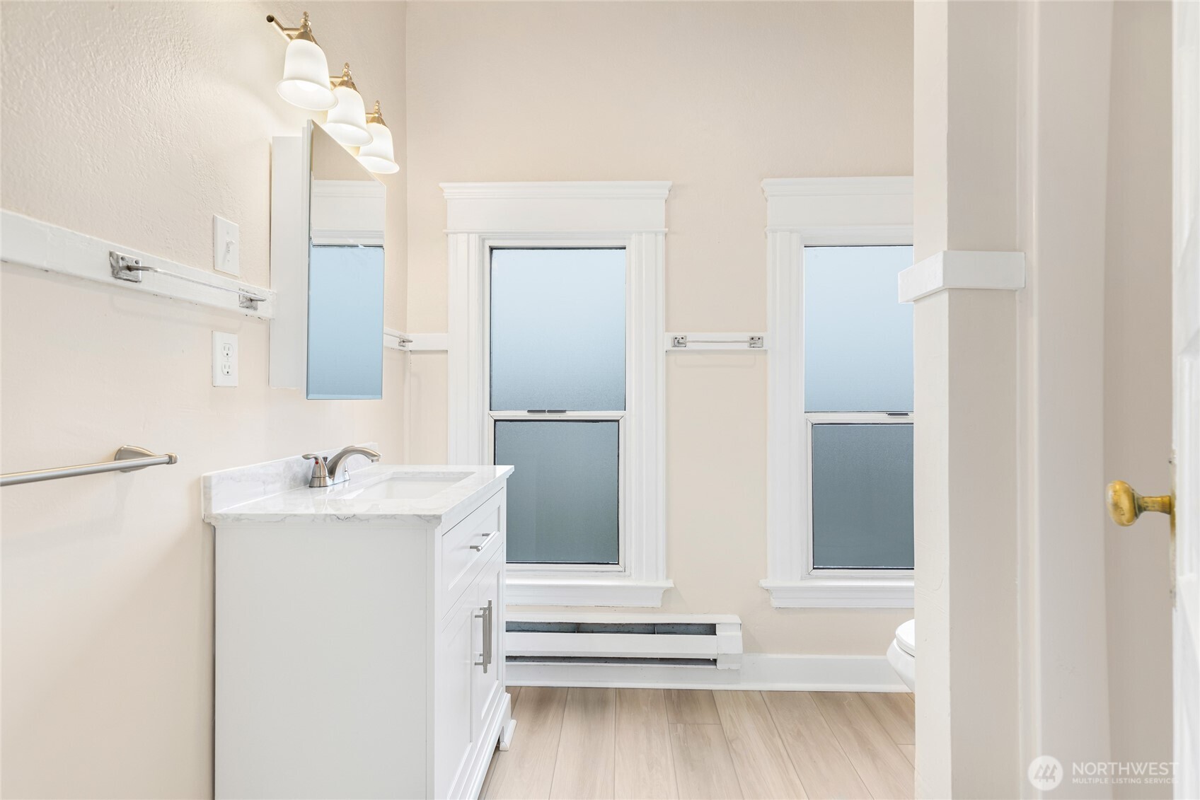3722 Oakes Avenue Everett, WA 98201 - Photo 25 of 27 a bathroom with a sink and mirror with bathtub