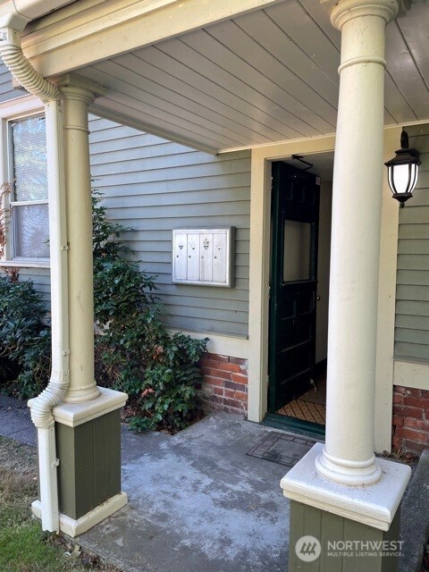 3722 Oakes Avenue Everett, WA 98201 - Photo 5 of 27 a view of entryway front of house
