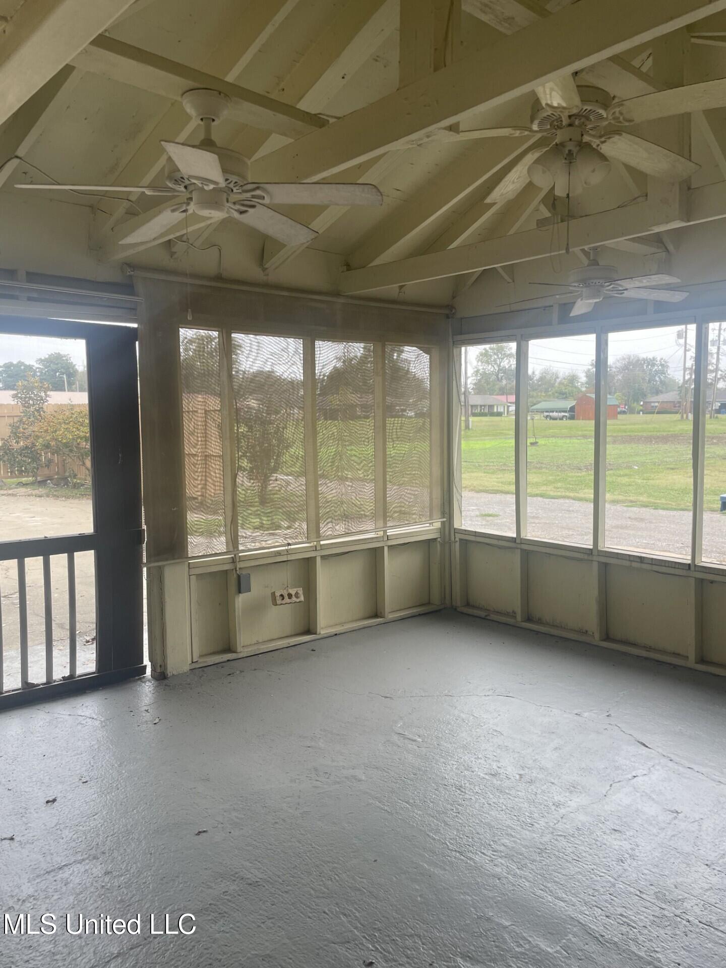 1025 Ritchie Avenue Clarksdale, MS 38614 - Photo 5 of 17 Screened in Porch