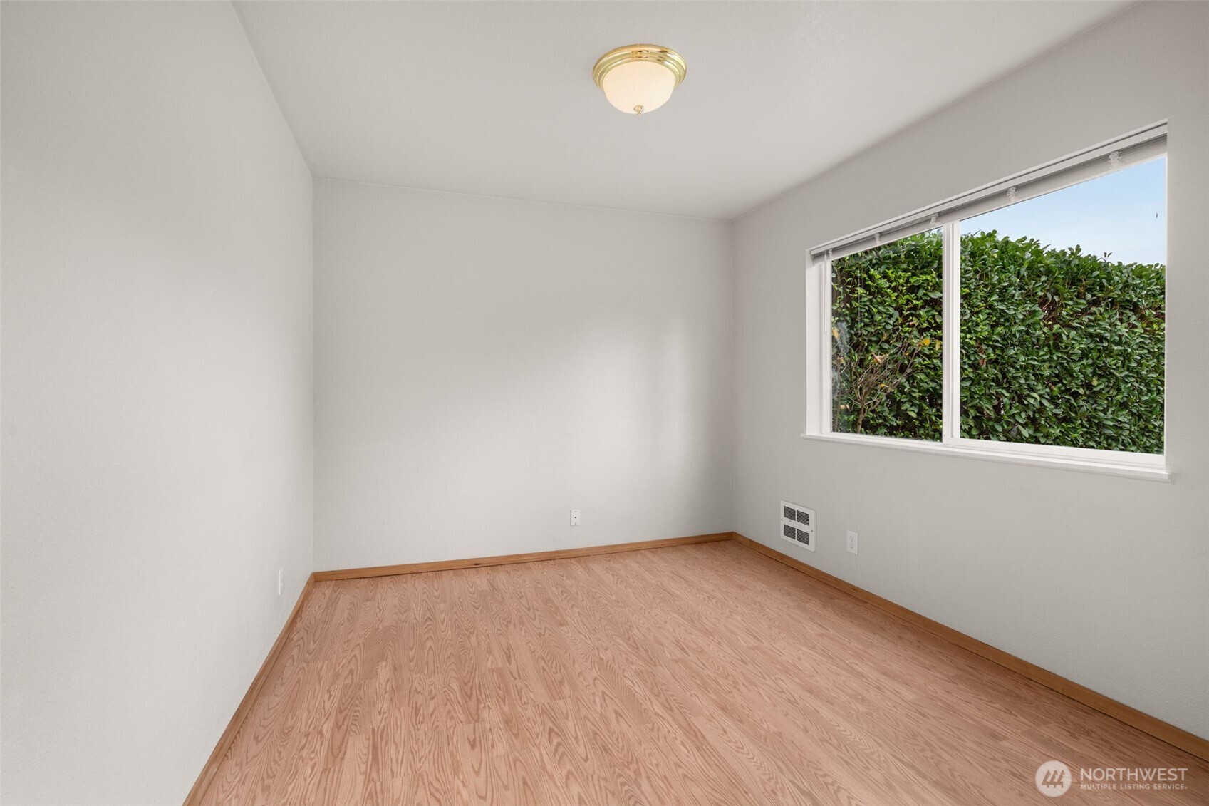 600 South Diamond Street Centralia, WA 98531 - Photo 13 of 34 an empty room with a window