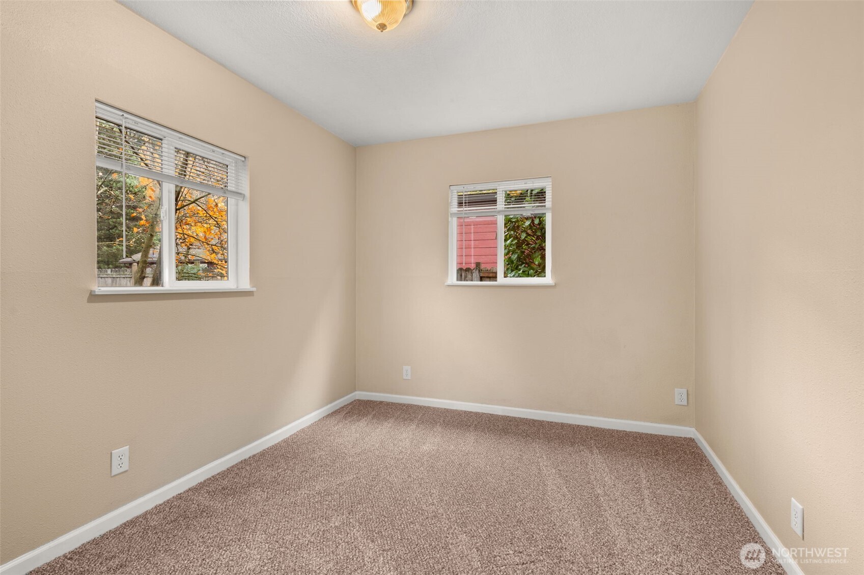 600 South Diamond Street Centralia, WA 98531 - Photo 19 of 34 an empty room with a window