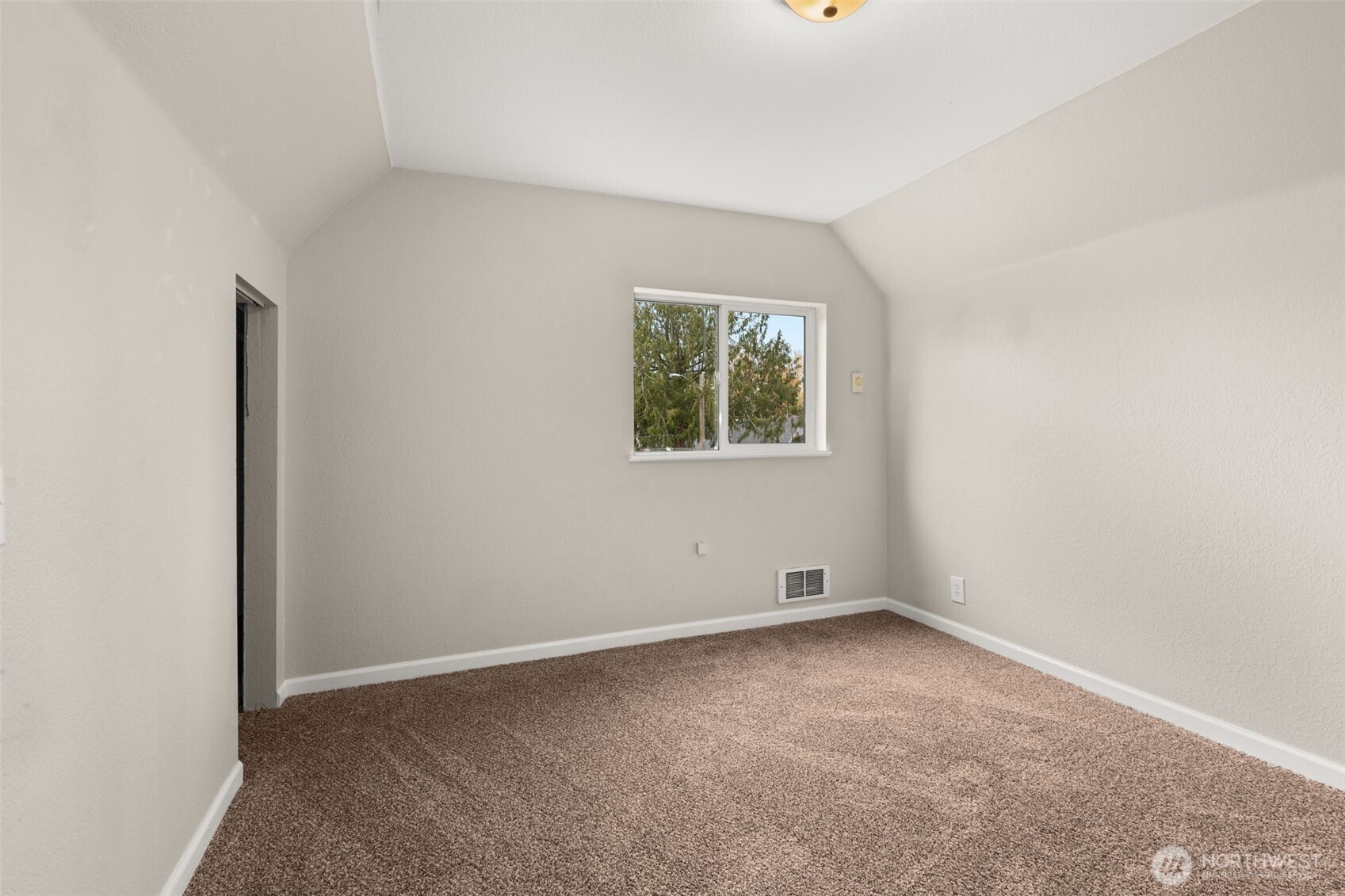 600 South Diamond Street Centralia, WA 98531 - Photo 23 of 34 an empty room with windows