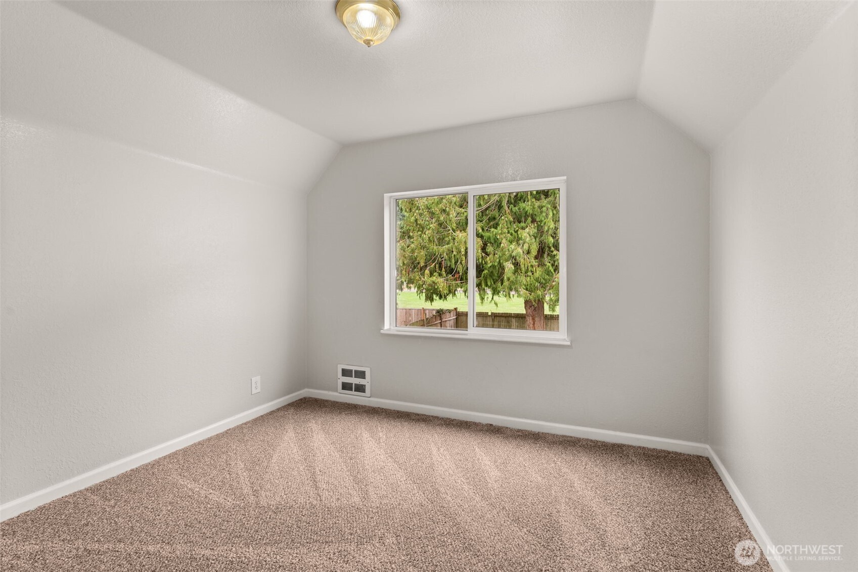 600 South Diamond Street Centralia, WA 98531 - Photo 25 of 34 an empty room with a window