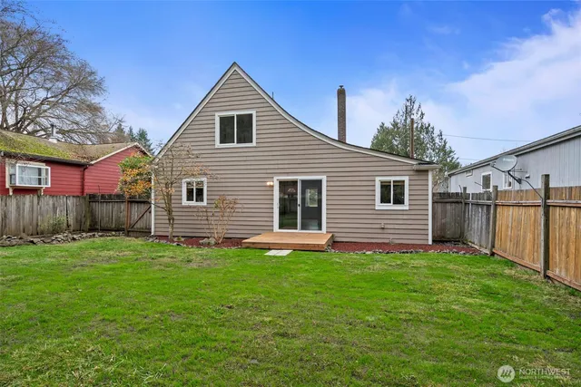 a view of a house with a yard
