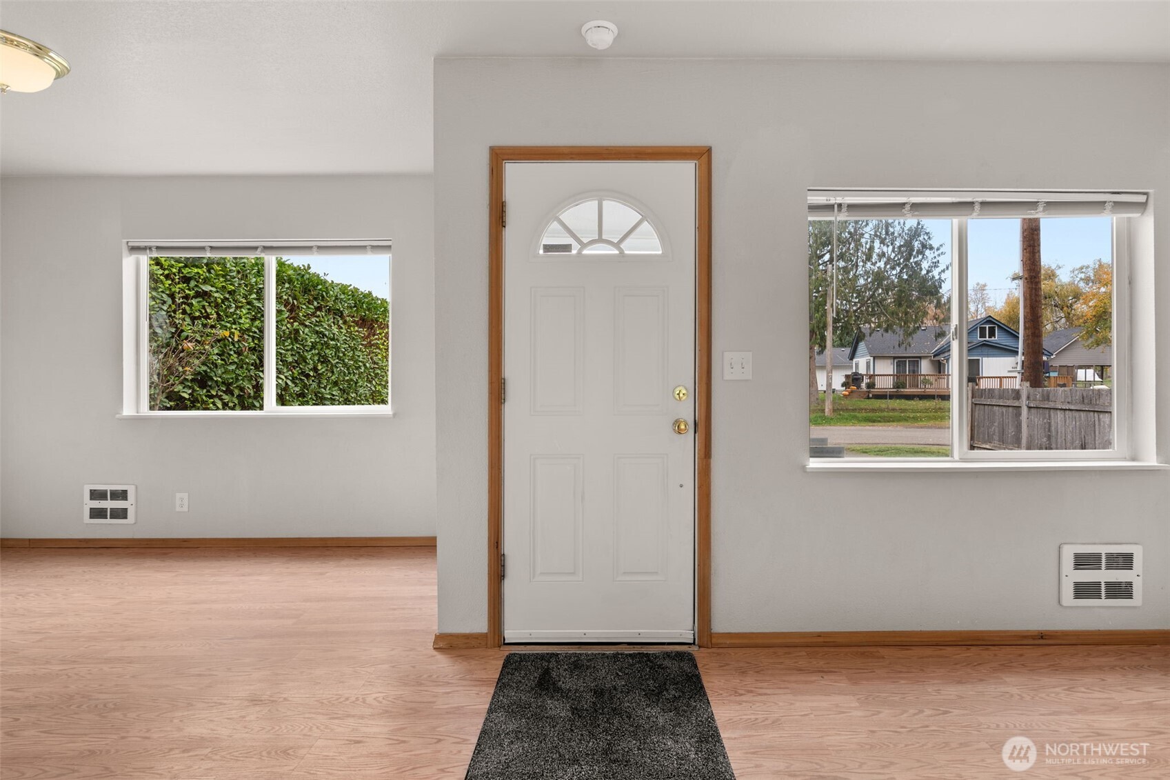 600 South Diamond Street Centralia, WA 98531 - Photo 10 of 34 an empty room with windows