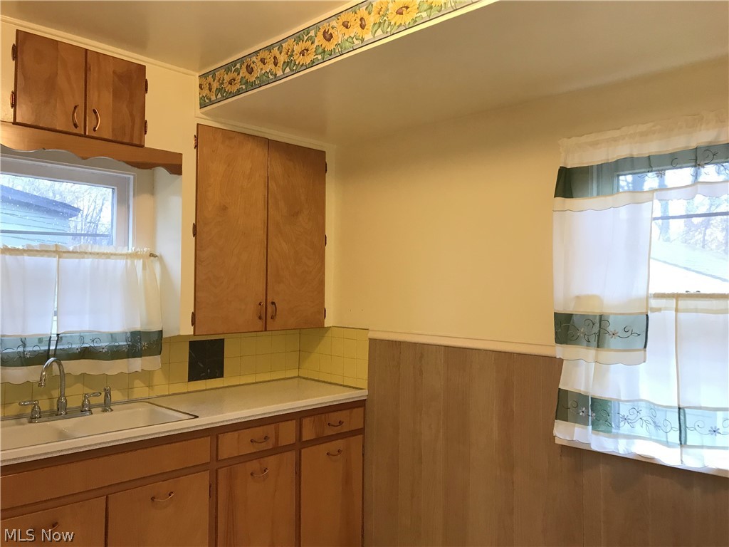 888 Montford Road Cleveland, OH 44121 - Photo 11 of 31