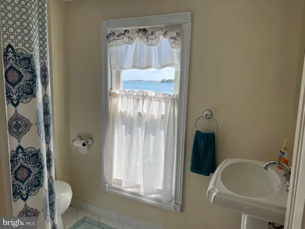 a bath room with a toilet and a shower