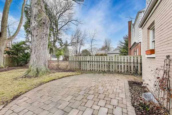 $679,500 | 621 East Grove Street, Arlington Heights, IL 60005
