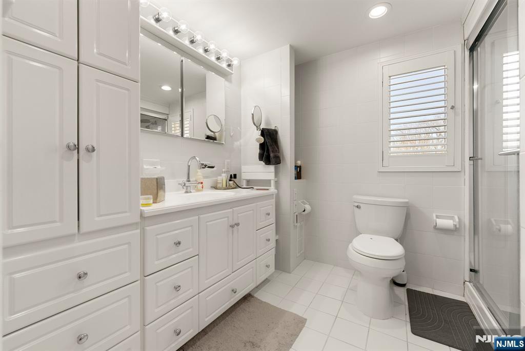 1070 Cumbermeade Road Fort Lee, NJ 07024 - Photo 20 of 38