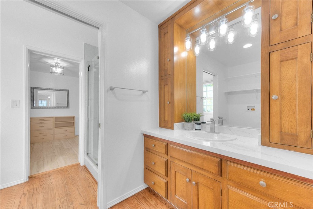 537 Jamestown Road Burbank, CA 91504 - Photo 26 of 75 Primary bathroom