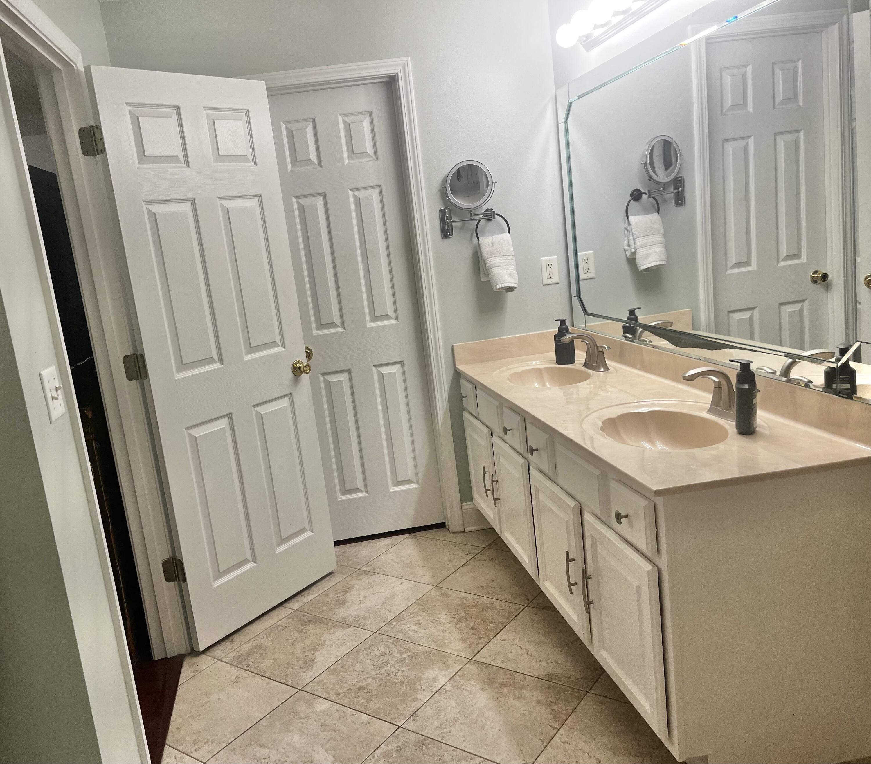 449 Ruckel Drive Niceville, FL 32578 - Photo 20 of 38 a bathroom with a double vanity sink and a mirror