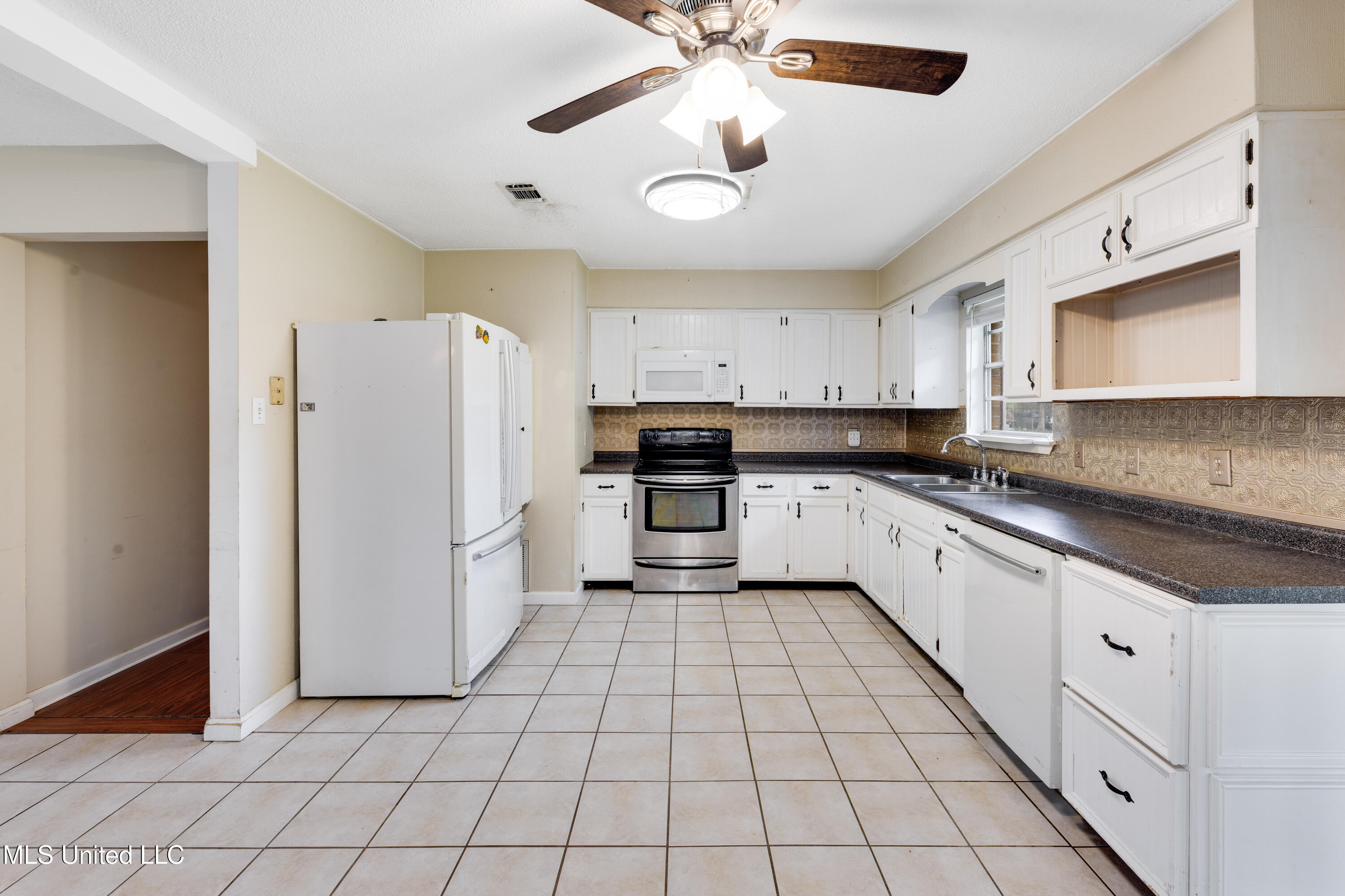 12343 Dedeaux Road Gulfport, MS 39503 - Photo 3 of 10 IMG_3529