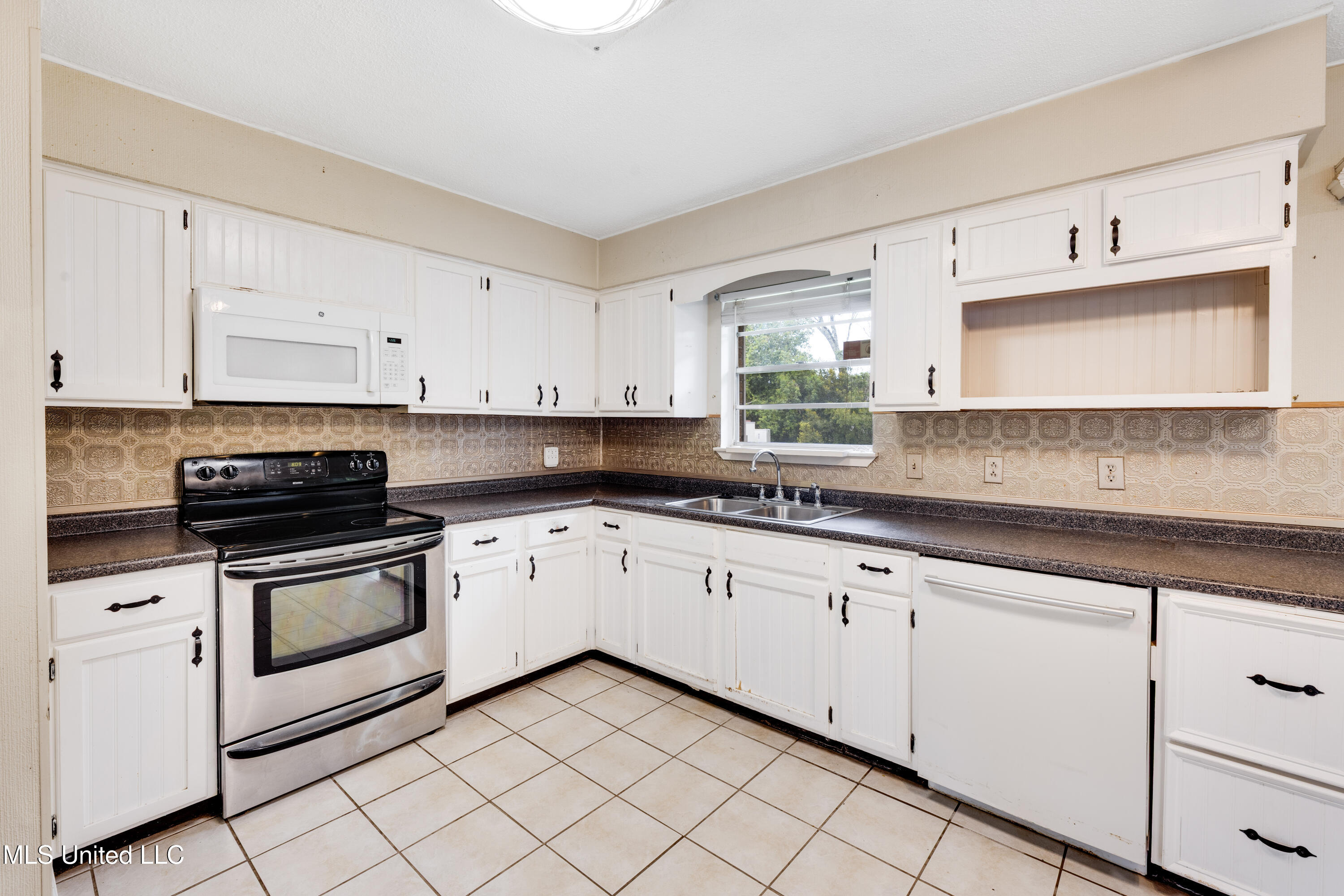 12343 Dedeaux Road Gulfport, MS 39503 - Photo 4 of 10 IMG_3534