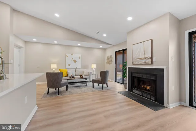 $258,500 | 1102 Castle Harbor Way, Unit 3D, Glen Burnie, MD 21060