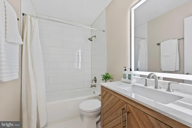 $258,500 | 1102 Castle Harbor Way, Unit 3D, Glen Burnie, MD 21060