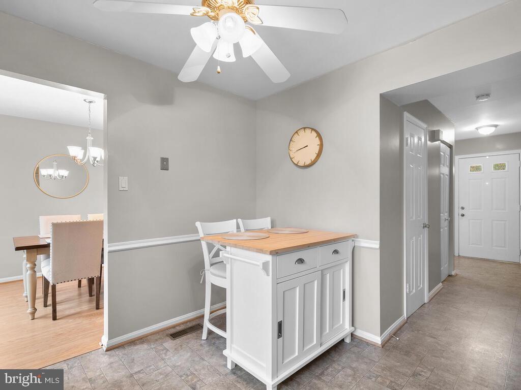 17501 Longview Lane Olney, MD 20832 - Photo 12 of 39 Charming Kitchen