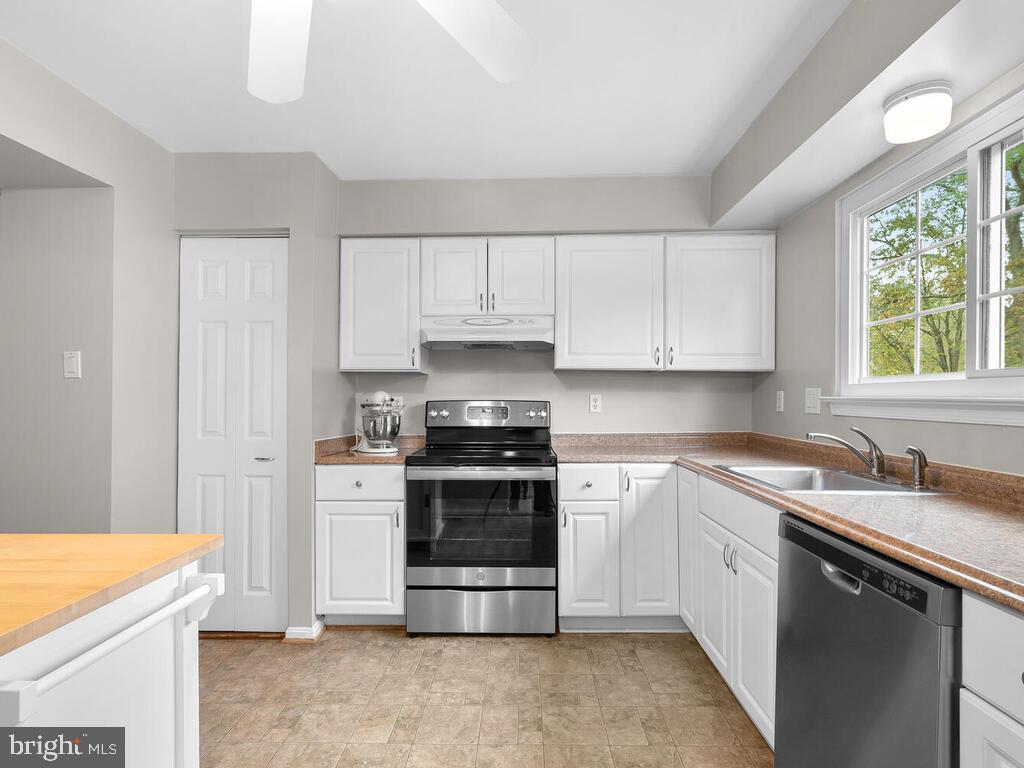 17501 Longview Lane Olney, MD 20832 - Photo 13 of 39 Sparkling kitchen