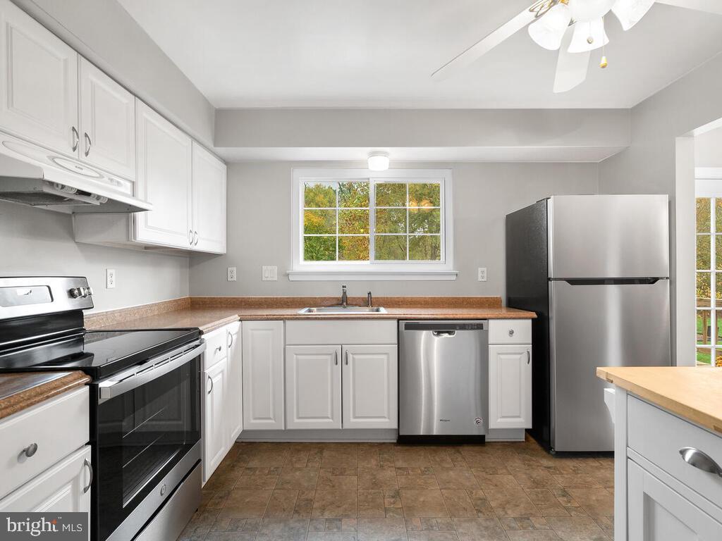 17501 Longview Lane Olney, MD 20832 - Photo 14 of 39 Brand new stainless appliances