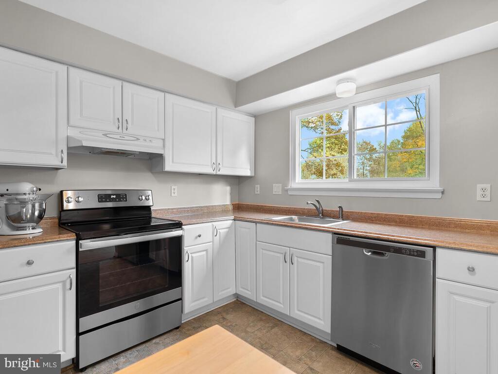 17501 Longview Lane Olney, MD 20832 - Photo 15 of 39 What a great place to cook