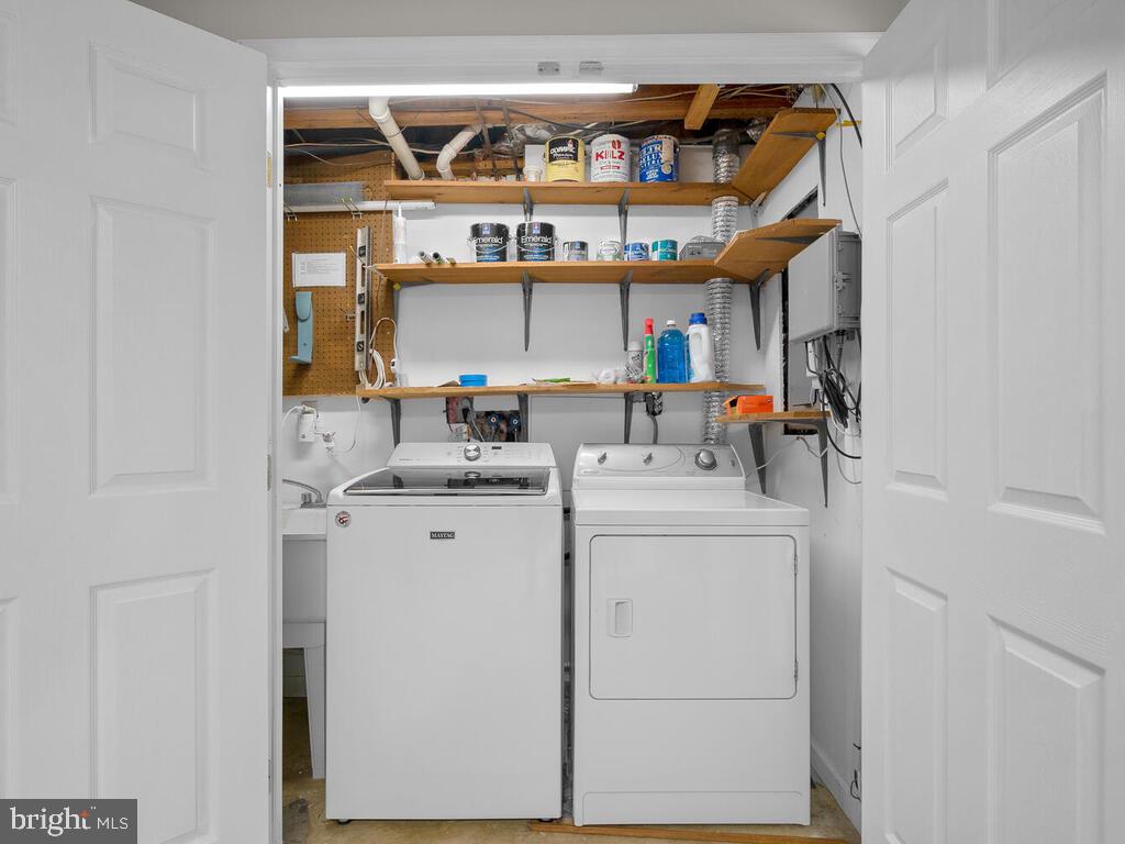17501 Longview Lane Olney, MD 20832 - Photo 32 of 39 Washer and Dryer convey