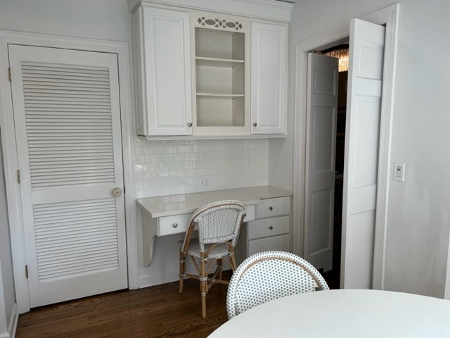 269 Locust Road Winnetka, IL 60093 - Photo 8 of 26 a bathroom with a toilet