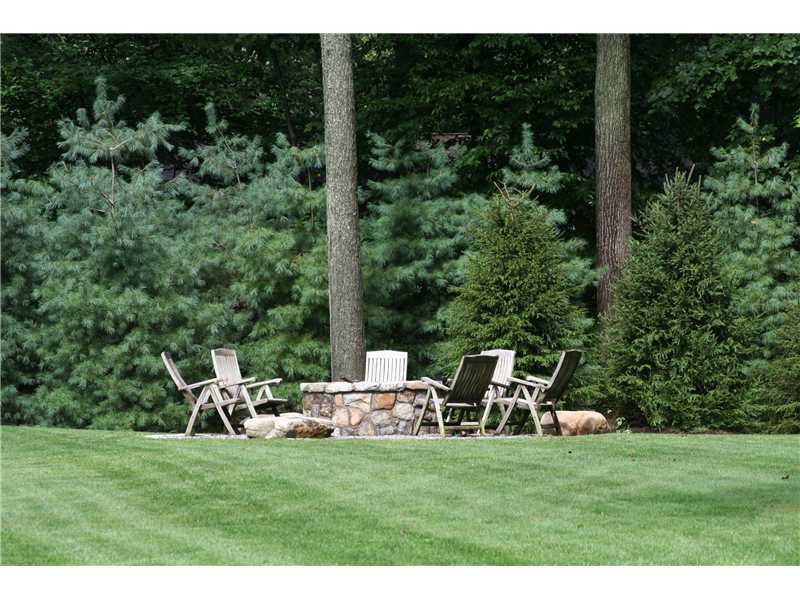 12 Shady Acres Road Darien, CT 06820 - Photo 8 of 8 a backyard of a house with table and chairs