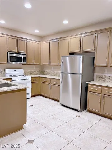 $1,999 | 7640 Sierra Paseo Lane, Las Vegas, NV 89128