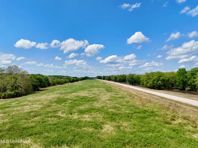 $294,700 | 1 Levee Maintenance Road, Redwood, MS 39156