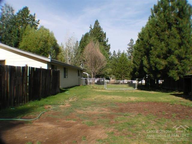 59720 Navajo Road Bend, OR 97702 - Photo 15 of 23 Side yard